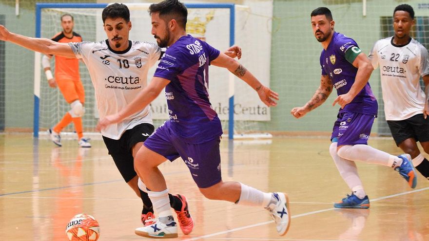 Jesulito intenta driblar a un rival