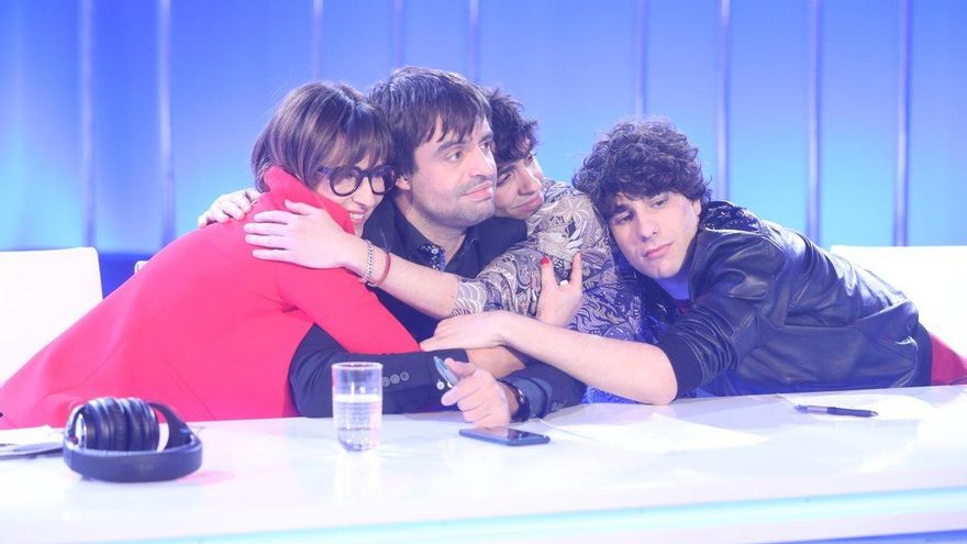 Los Javis junto a Manu Guix y Noemí Galera