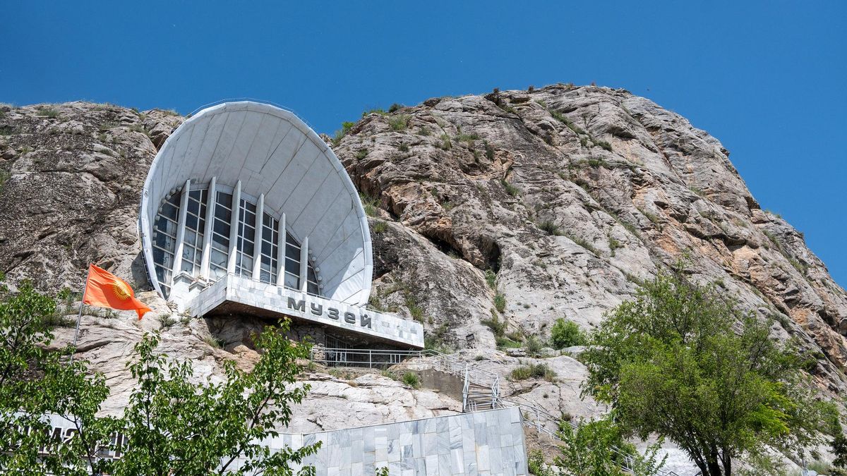 Museo en una de las cuevas del Trono de Salomón, en Osh.