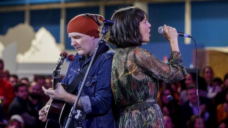 Juan Aguirre y Eva Amaral durante un concierto en Madrid el 13 de diciembre de 2019