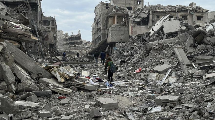 Las ruinas y escombros que inundan este domingo las calles de la ciudad de Gaza ofrecen un panorama desolador a las miles de personas que, desde el exilio en el sur del enclave, regresan a sus hogares con la esperanza de encontrar en pie algún vestigio de su vida antes de la ofensiva israelí.