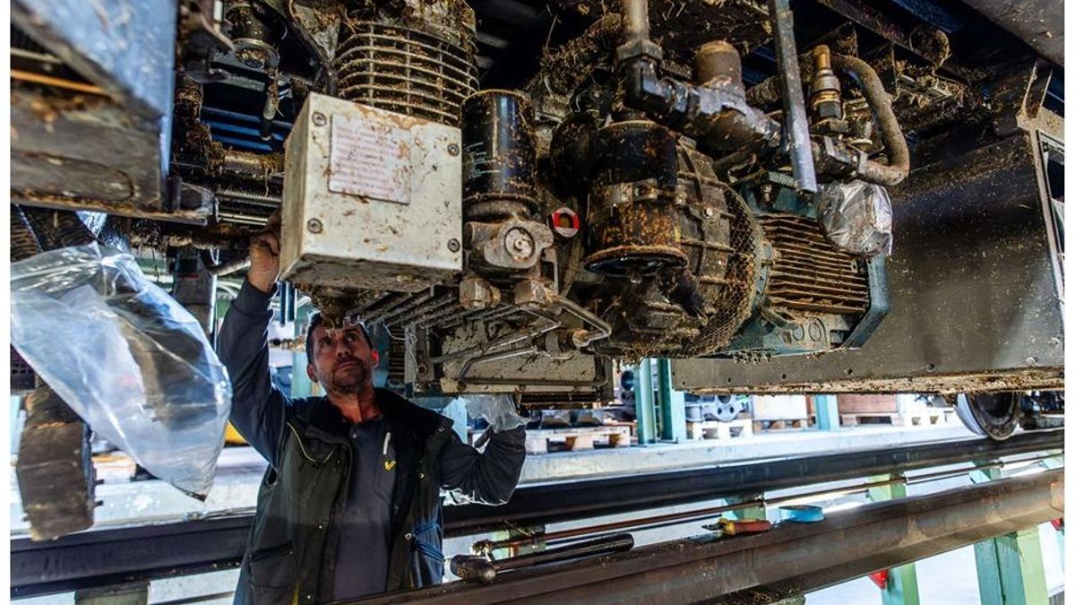 Un mecànic revisa un dels trens danyats per la dana.