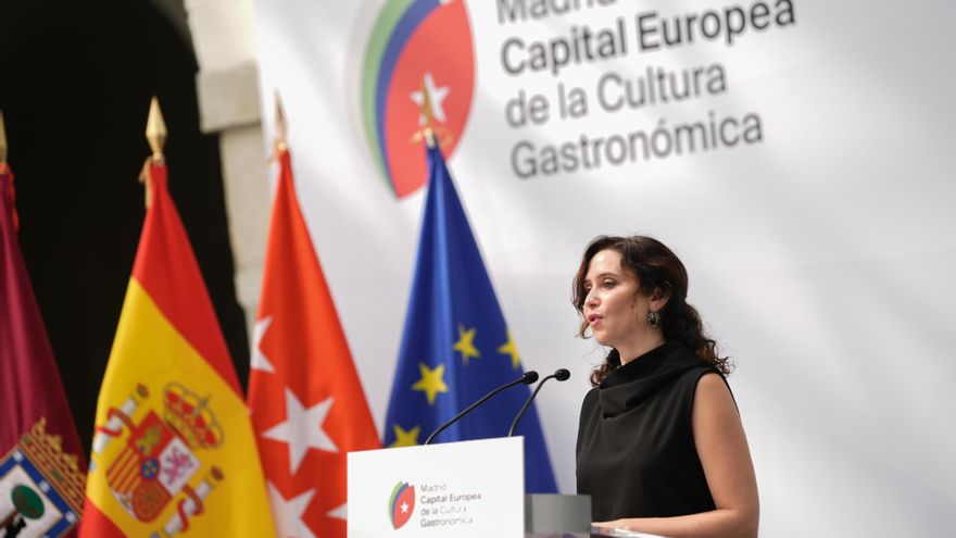 El Gobierno de Ayuso propone adelantar las comidas en los restaurantes para "adaptar" Madrid a los turistas