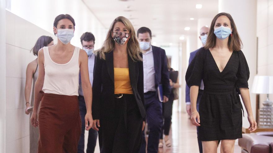 (I-D) La ministra de Igualdad, Irene Montero; la vicepresidenta segunda, Yolanda Díaz, y la ministra de Derechos Sociales, Ione Belarra, a su llegada a una reunión del grupo parlamentaride Unidas Podemosen el Congreso.