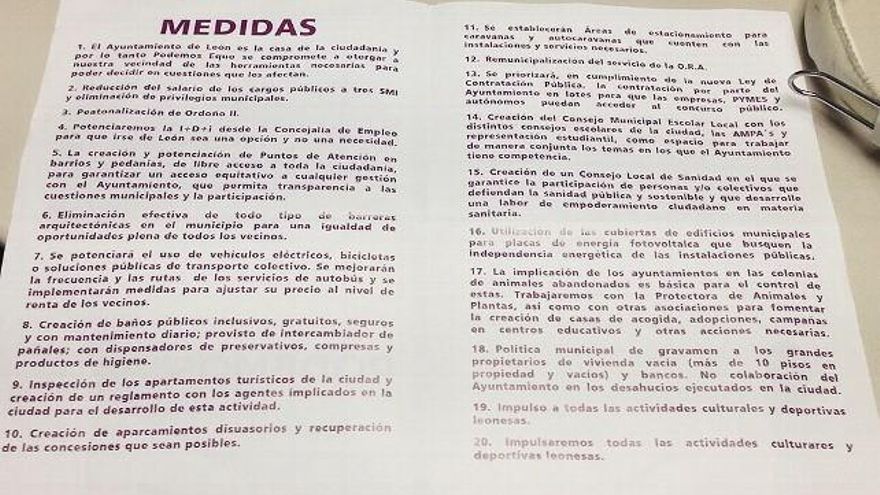 Todas las letras en negrita (folleto de Podemos León) no destaca nada y complica la lectura.
