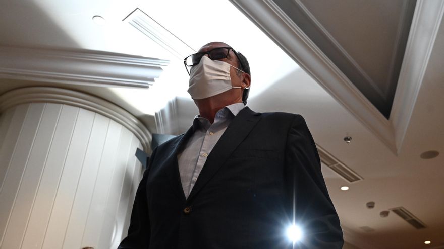 El candidato del PSOE a la presidencia de la Comunidad de Madrid, Ángel Gabilondo, este martes en el hotel madrileño en el que los socialistas siguieron los resultados electorales. EFE/Fernando Villar