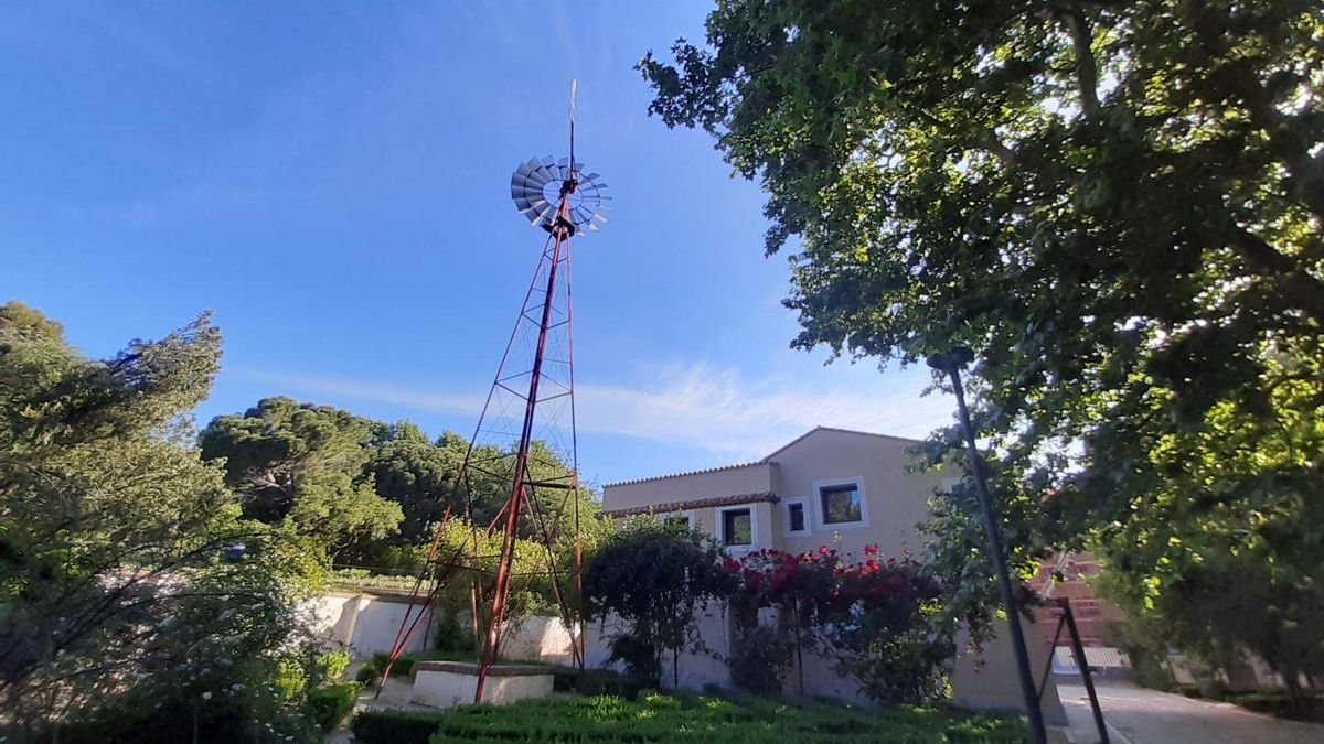 Uno de los molinos, junto al nuevo centro cultural de la Quinta