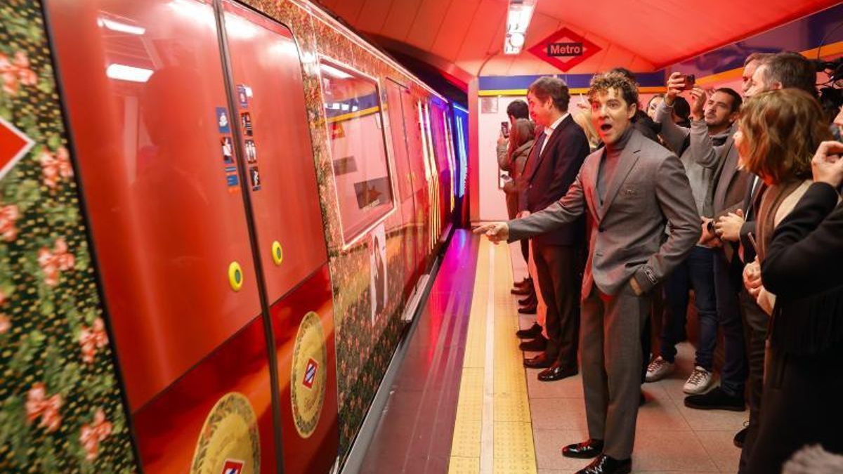 El paso del Tren de la Navidad en la estación de Sol