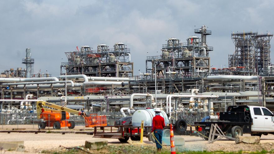 Fotografía del 30 de abril de 2026 que muestra una refinería de petróleo en Houston (EE.UU). EFE/ Carlos Ramirez