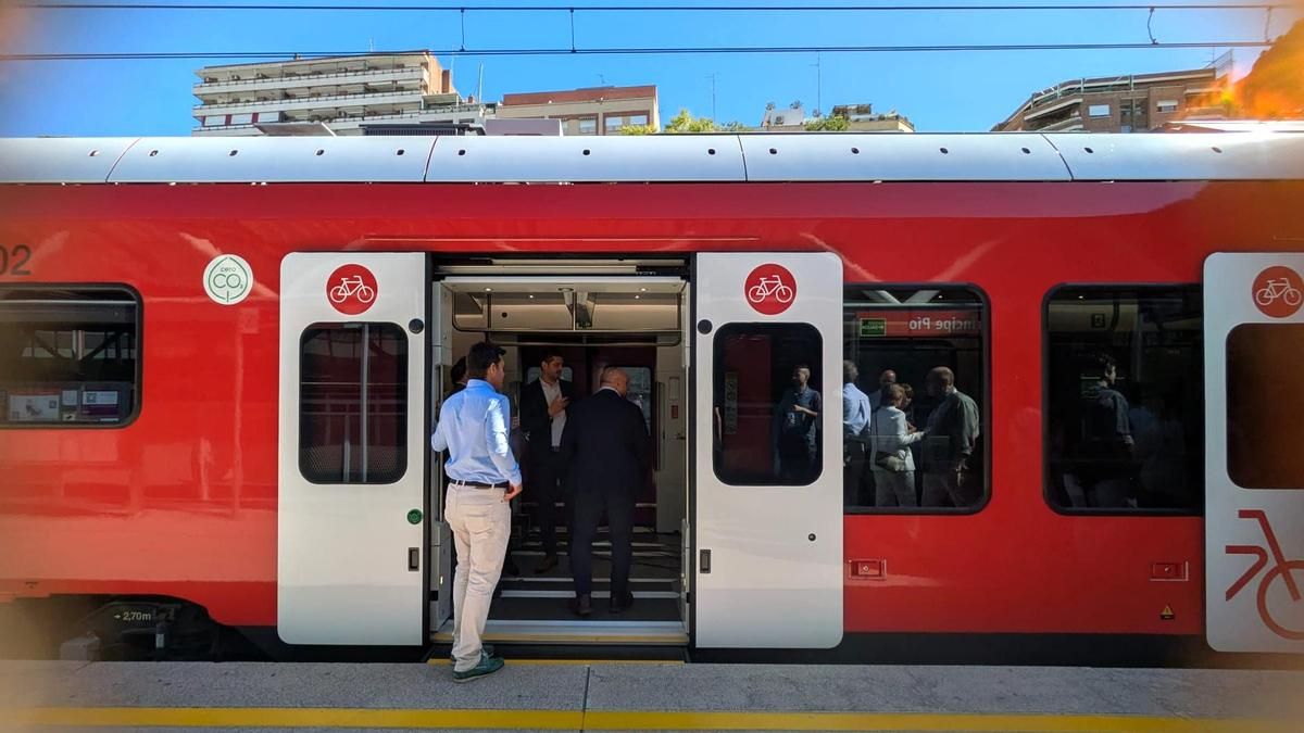 Puente presenta en Madrid los nueves trenes de Cercanías, prueba de algodón para zanjar un historial de retrasos