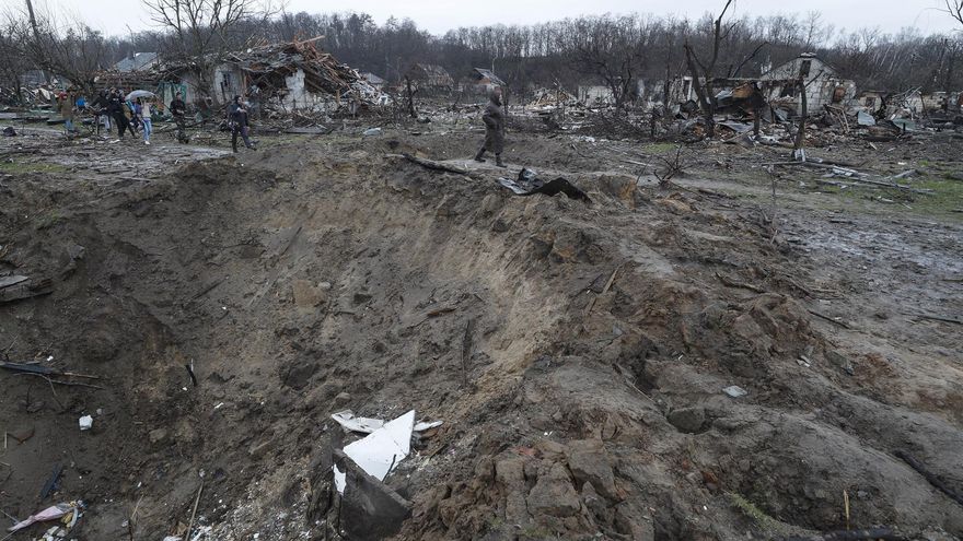 Chernihiv (Ukraine), 09/04/2022.- A local man walks behind a crater from shelling on a street on the outskirt of Chernihiv city, Ukraine, 09 April 2022. Some cities and villages had recently been recaptured by the Ukrainian army from Russian forces and now people try to restore normal life there. Russian troops entered Ukraine on 24 February resulting in fighting and destruction in the country and triggering a series of severe economic sanctions on Russia by Western countries. (Rusia, Ucrania)