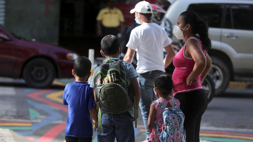 Los niños más vulnerables han tenido que dejar la escuela para ponerse a trabajar o no han podido continuar sus estudios por falta de una conexión a internet o de electricidad.