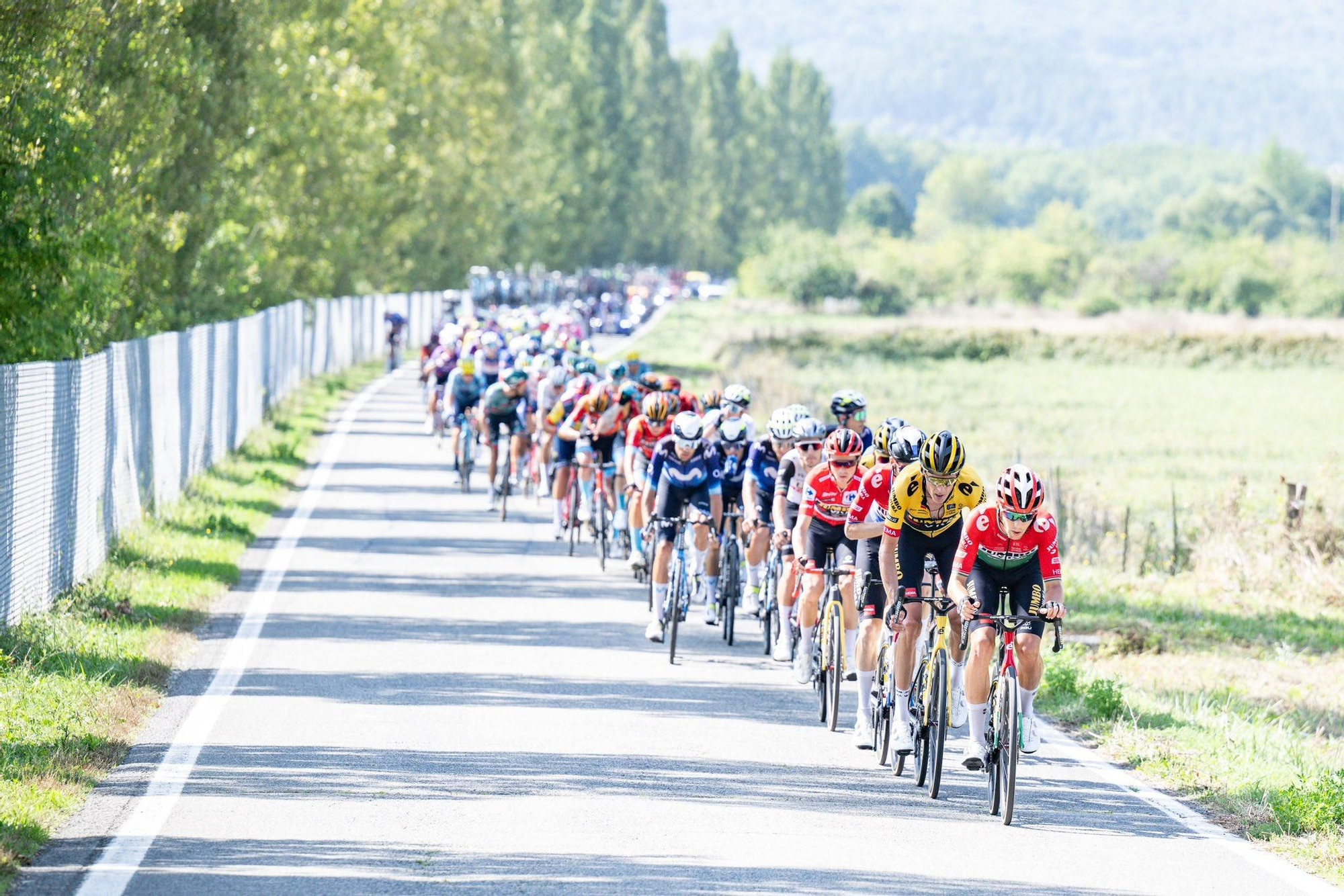 Paso del pelotón por una localidad navarra durante una de las etapas de La Vuelta.