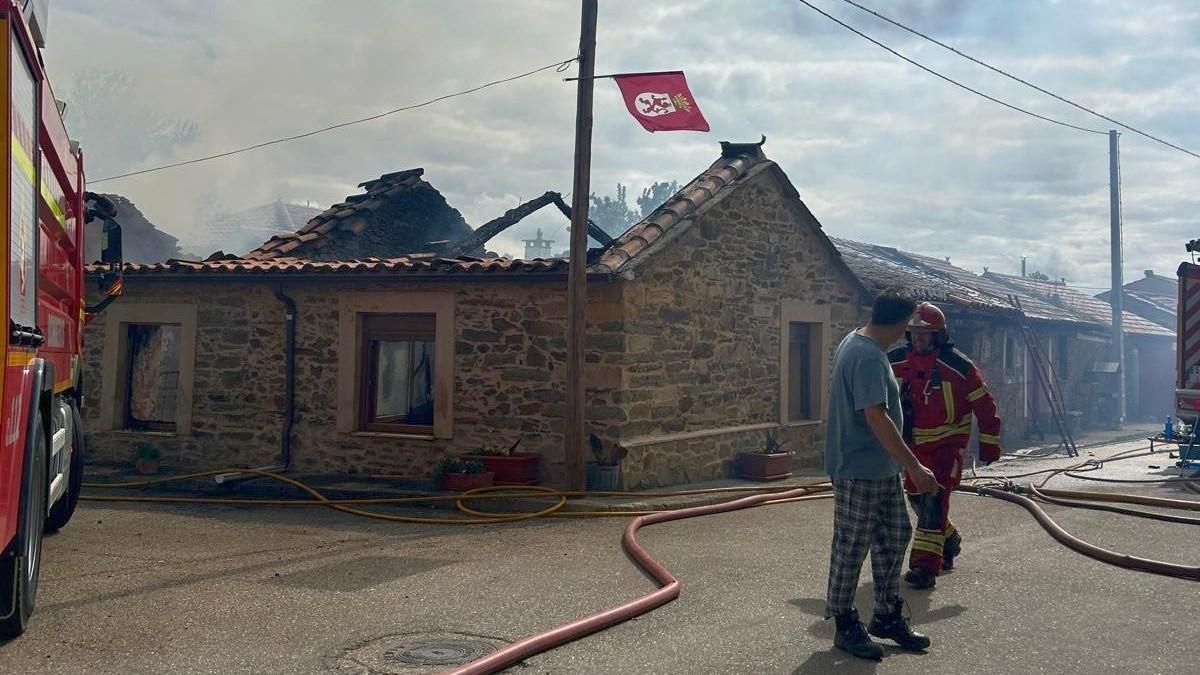 Un incendio destruye en cinco horas una vivienda en un pueblo de la Maragatería sin provocar heridos
