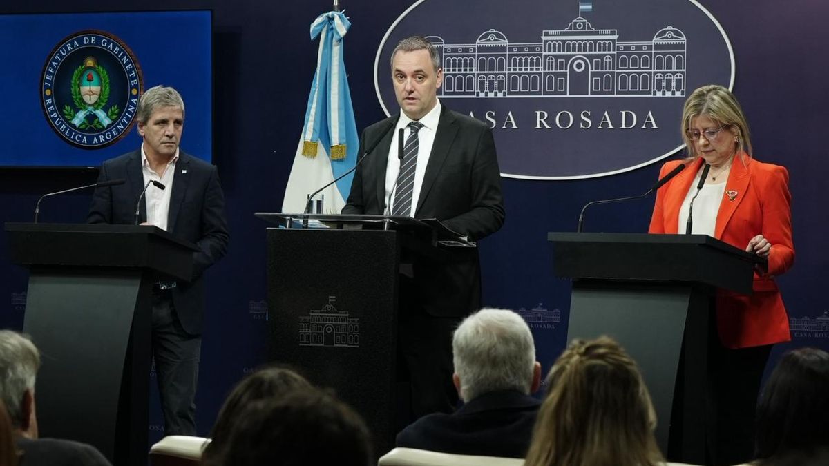 Adorni volvió a realizar una conferencia de prensa en Casa Rosada, esta vez junto a Toto Caputo y Alejandra Monteoliva.