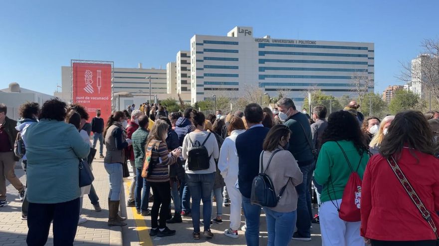 Profesores haciendo cola este lunes en València a la espera de ser vacunados.