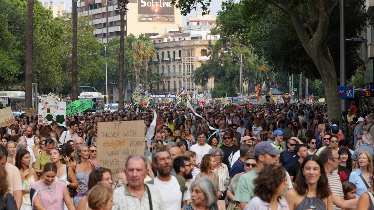 Miles de personas convierten Palma en un clamor contra la turistificación: "Mallorca ha llegado al límite"