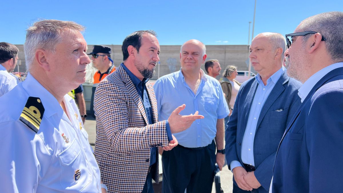 El viceconsejero de Emergencias y Aguas del Gobierno de Canarias, Marcos Lorenzo (segundo por la izq.), participó en la mañana de este miércoles en el simulacro de neutralización de un artefacto explosivo en el Puerto de Santa Cruz de La Palma.