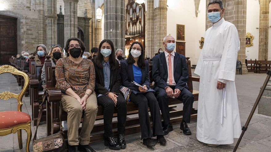 Francisco Javier López, junto a su familia, ha sido ordenado este sábado diácono permanente por el obispo de Canarias, José Mazuelos