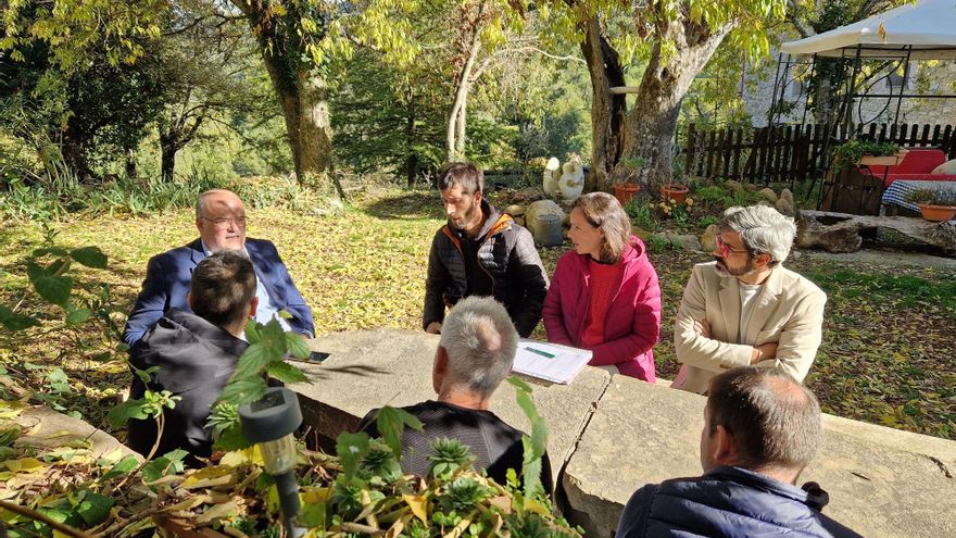 El Gobierno de Aragón y las familias de Caneto acuerdan suspender el procedimiendo judicial sobre el cierre de la escuela