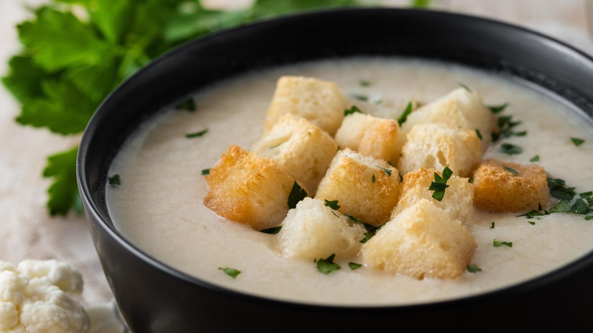 Cremosa, fácil y refrescante: cómo preparar la receta tradicional de sopa de cebolla
