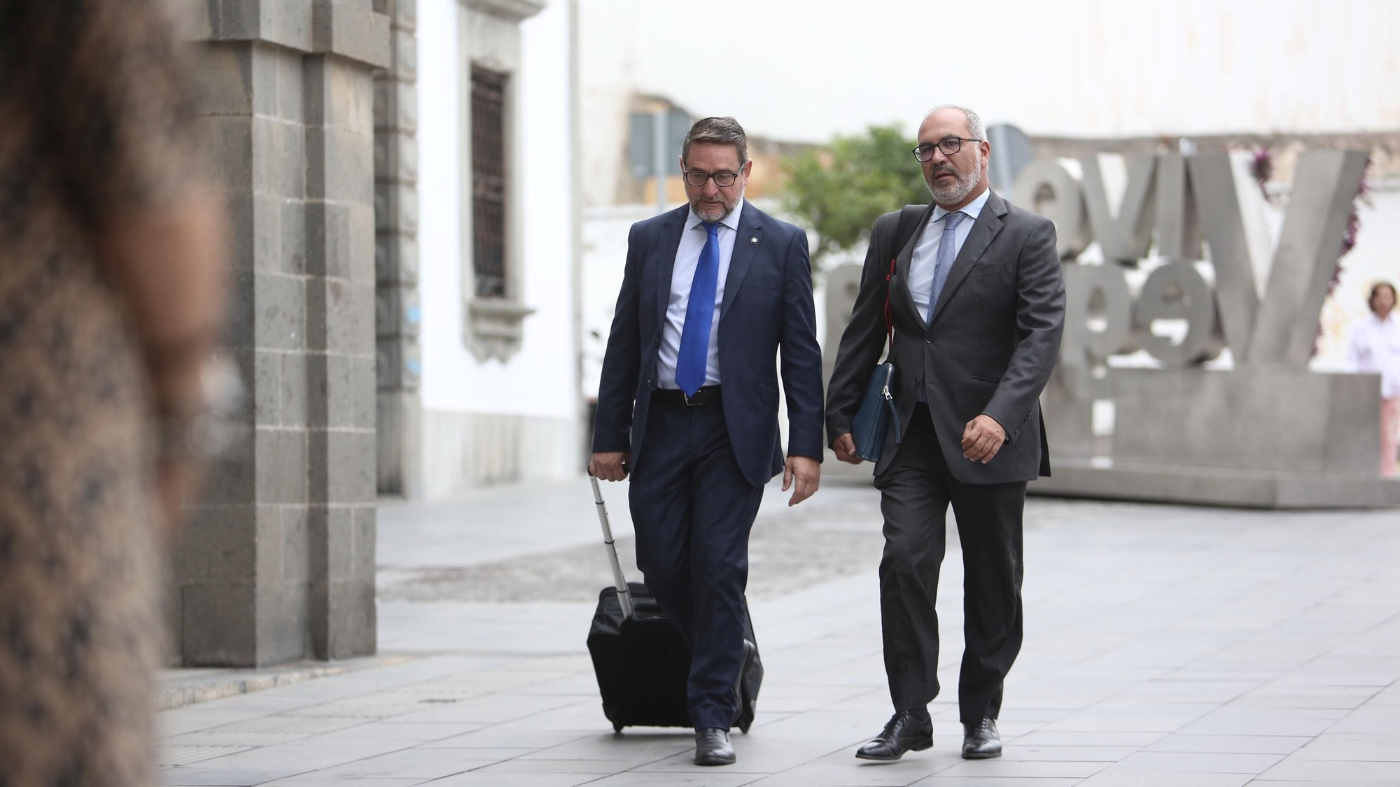 Salvador Alba junto a uno de sus abogados. (Alejandro Ramos).