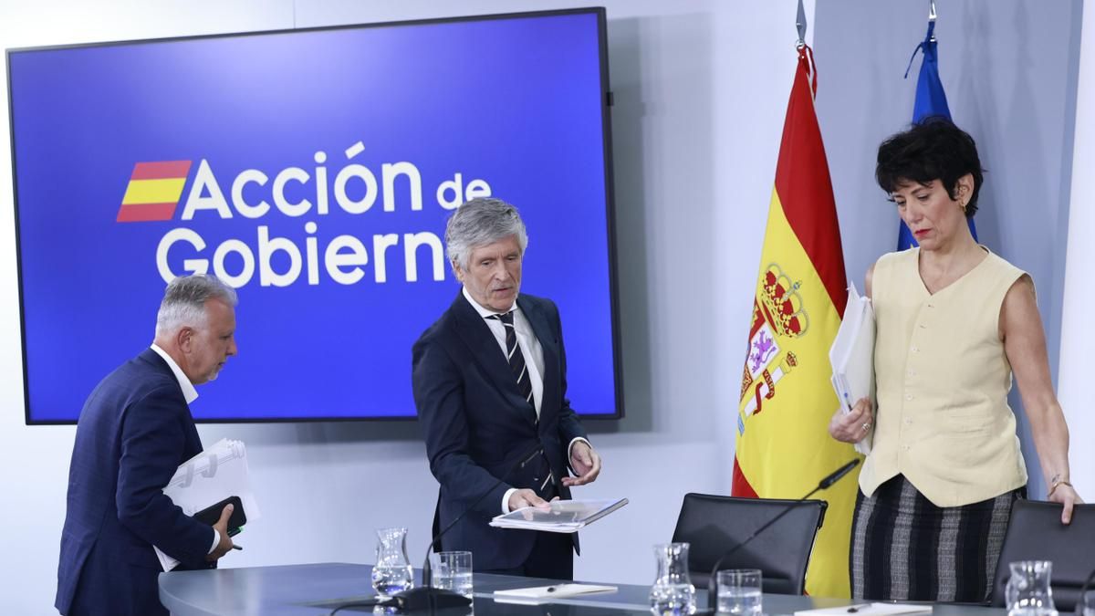 (De izq a der) El ministro de Política Territorial y Memoria Democrática, Ángel Víctor Torres, el ministro de Interior, Fernando Grande-Marlaska, y la ministra portavoz y titular de Inclusión, Seguridad Social y Migraciones, Elma Saiz, dan la rueda de prensa convocada tras la reunión del Consejo de Ministros este martes en el complejo del Palacio de la Moncloa. EFE/ Chema Moya