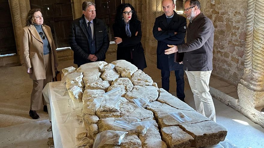 Las obras de conservación de Santa María del Naranco sacan a la luz una losa que podría ser del sarcófago del rey Ramiro I