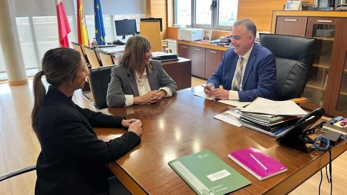 El consejero de Obras Públicas con representantes de la Junta vecinal de Bostronizo.