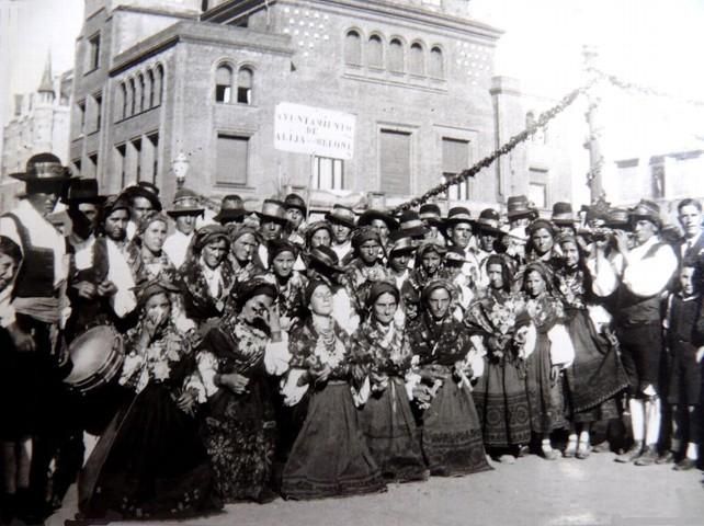 Un grupo de danzas populares despidiendo a la Legión Cóndor. 