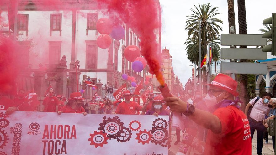 Manifestación celebrada este sábado en Las Palmas de Gran Canaria con motivo del Primero de Mayo, Día Internacional del Trabajo. EFE/Quique Curbelo