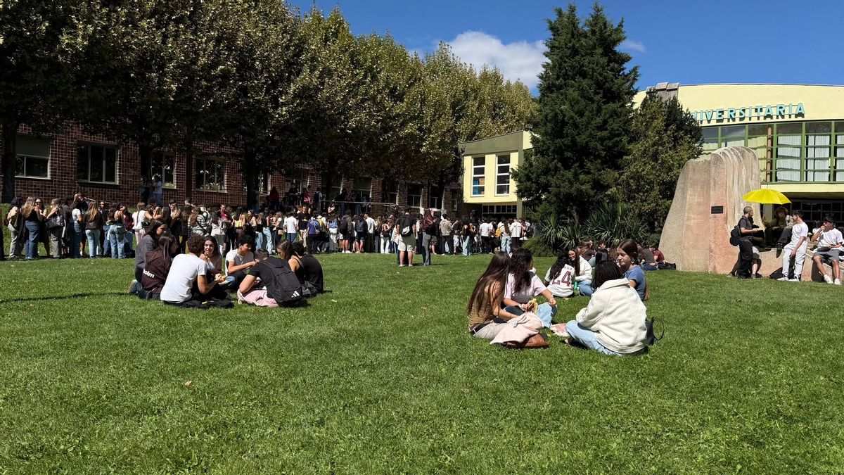 Estudiantes en el campus de Vegazana de la Universidad de León