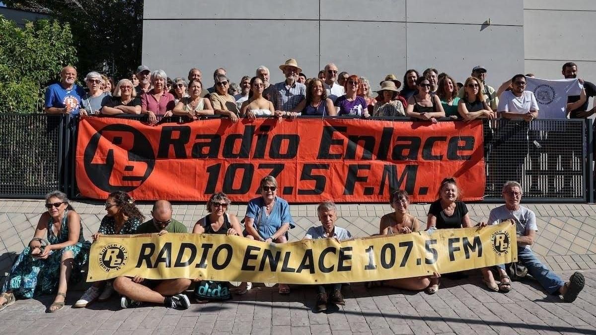 El concejal 'aguafiestas' de Almeida consuma el desalojo de Radio Enlace, que abandona su local entre "mucha impotencia"
