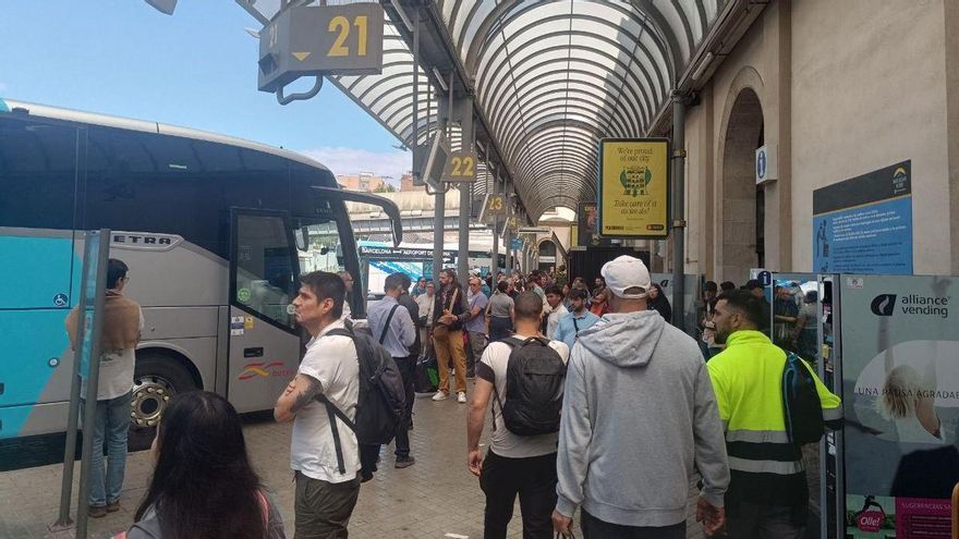 Personas intentando viajar en autobús durante el apagón, en la estación del Norte en Barcelona.