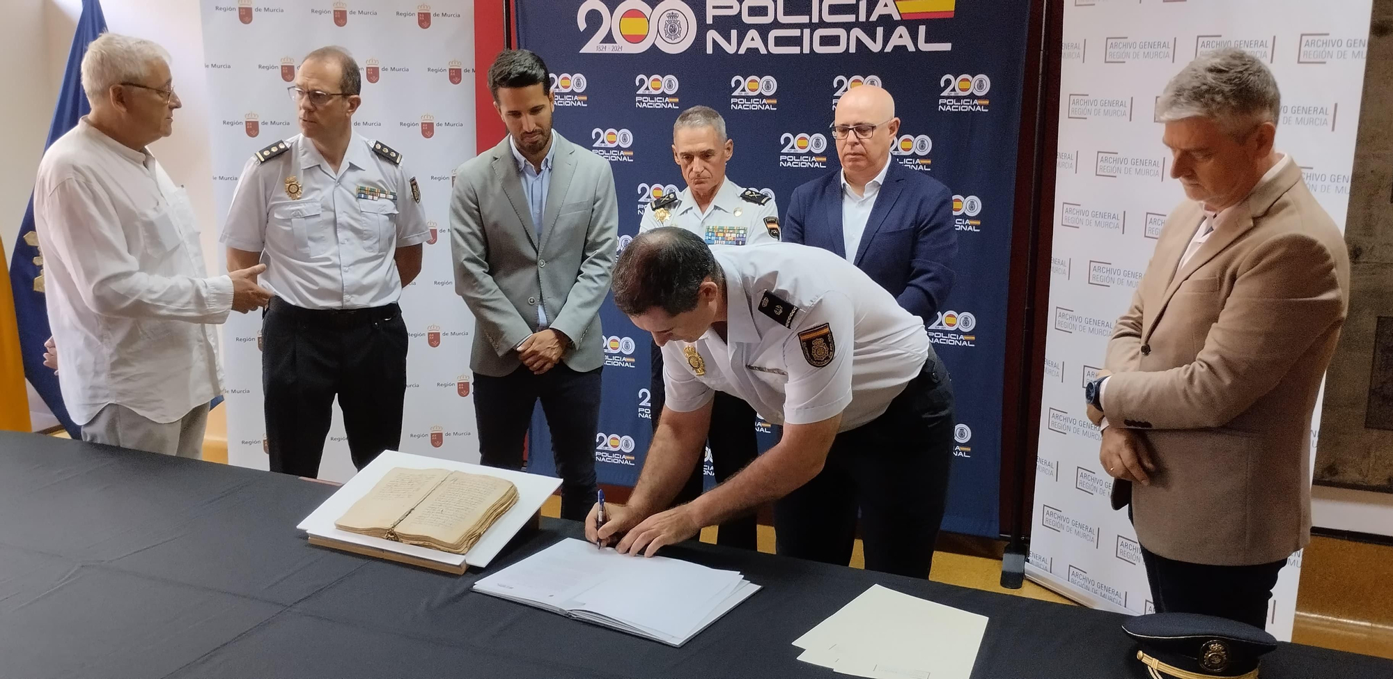 Un momento del acto de entrega este martes de los códices en la Región de Murcia.