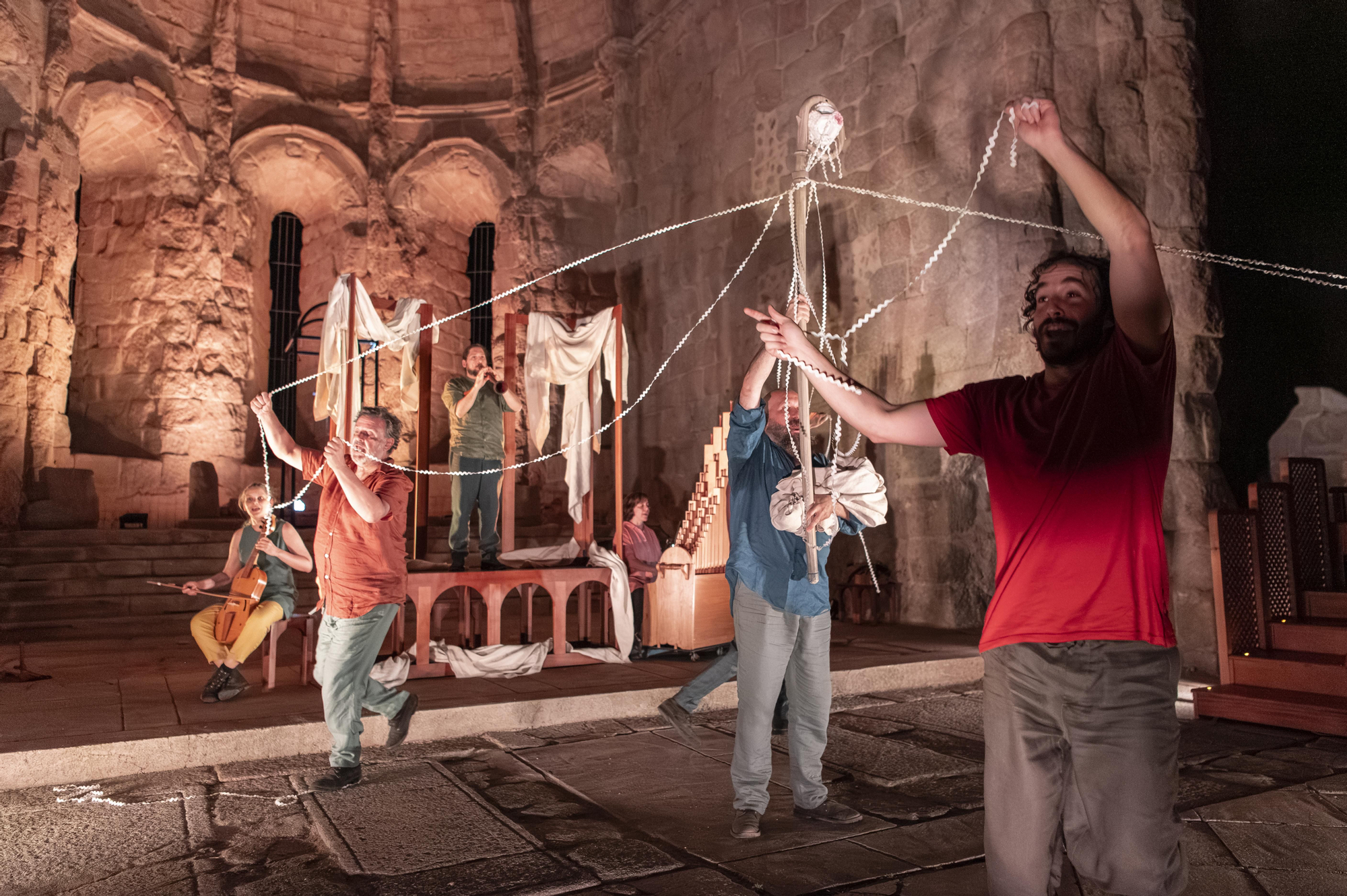 Una de las escenas finales de la obra en baile y canto comunal hermanado