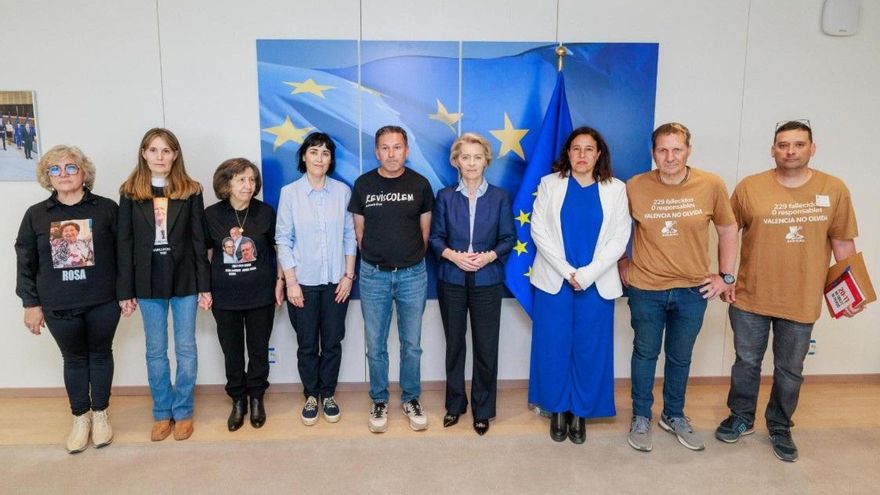 La presidenta de la Comisión Europea, Ursula von der Leyen, con representantes de las asociaciones de víctimas de la dana.