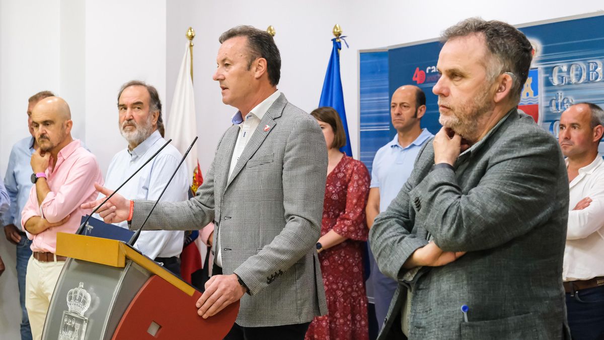 El consejero de Desarrollo Rural, Guillermo Blanco, comparece ante los medios de comunicación junto a Antonio Lucio sobre la gestión del lobo en Cantabria.