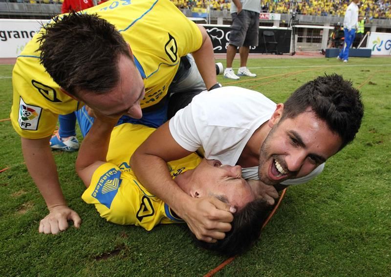 Los jugadores de la UD Las Palmas celebran el ascenso a la Primera División. EFE/Elvira Urquijo A.