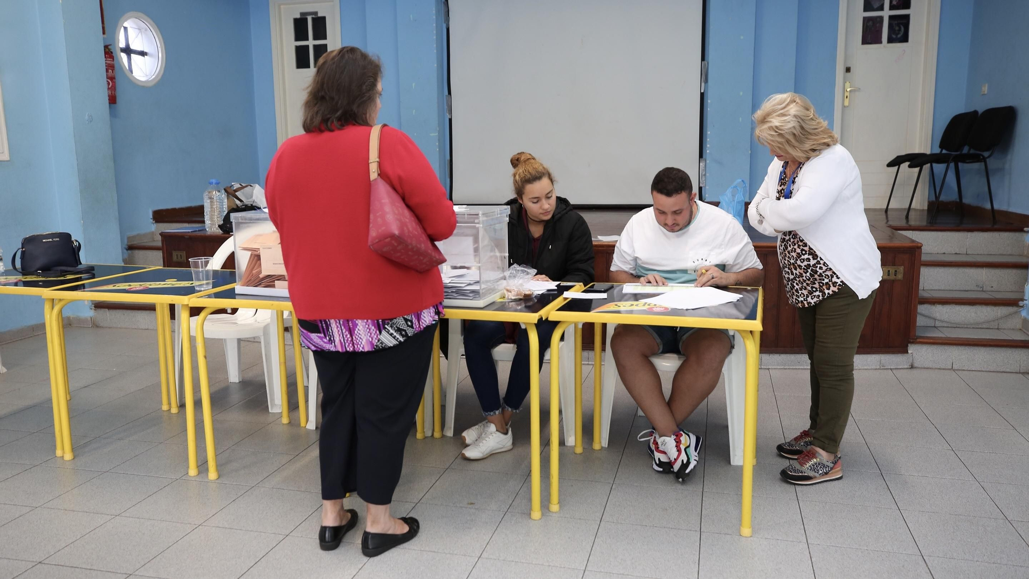Colegios electorales durante al 10N en Las Palmas de Gran Canaria. (Alejandro Ramos)