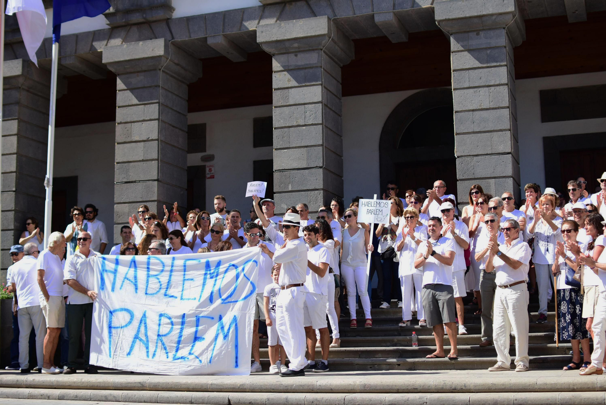Asistentes a las concentración en Las Palmas de Gran Canaria para reclamar diálogo con Catalunya. (Sabina ortega).