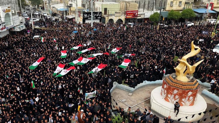 Funeral multitudinario el 3 de marzo de 2026 por las niñas asesinadas en el bombardeo de EEUU a una escuela de Minab, en Irán