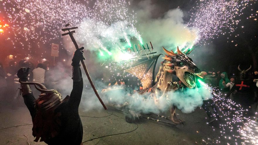 Recomendaciones para los 'foguerons' y 'correfocs' de Sant Antoni y Sant Sebastià: ropa de algodón y no usar gasolina