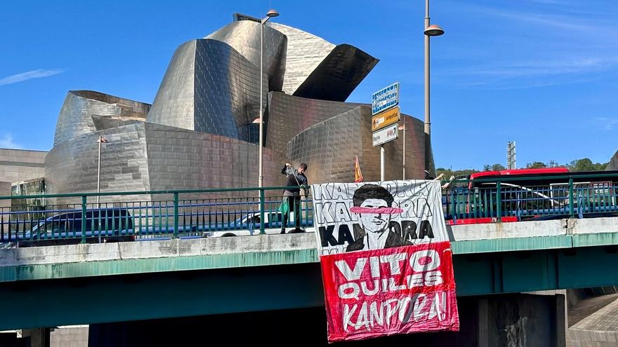 Lona de IAS descolgada contra Vito Quiles