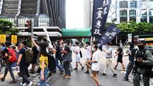 Manifestantes marchan contra la nueva ley de seguridad nacional, en el 23 aniversario del establecimiento de Hong Kong como Región Administrativa Especial china.