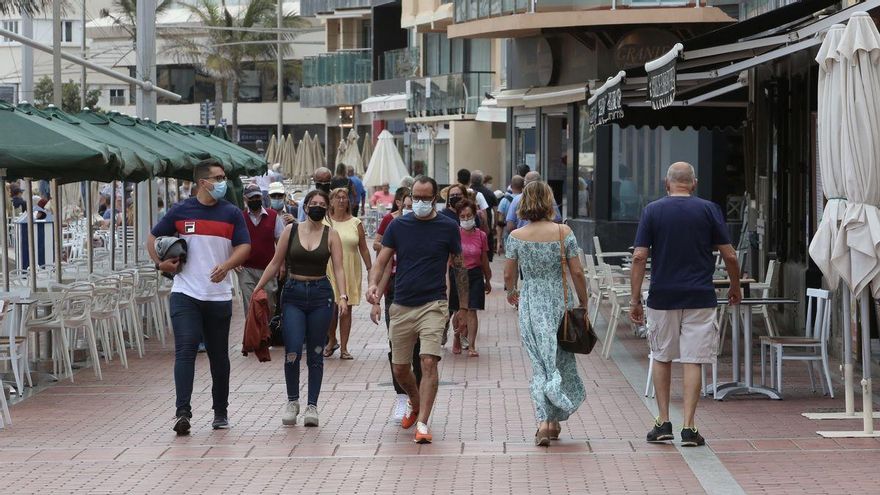 Canarias registra 176 brotes COVID durante la última semana, con 826 afectados