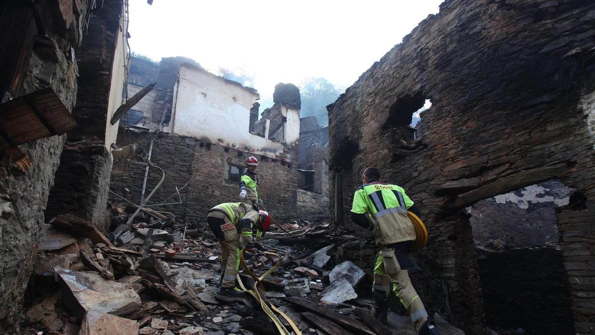 Bomberos del Ayuntamiento de Soria acuden a apagar rescoldos de casas incendiadas en el pueblo de Lusío (Oencia).