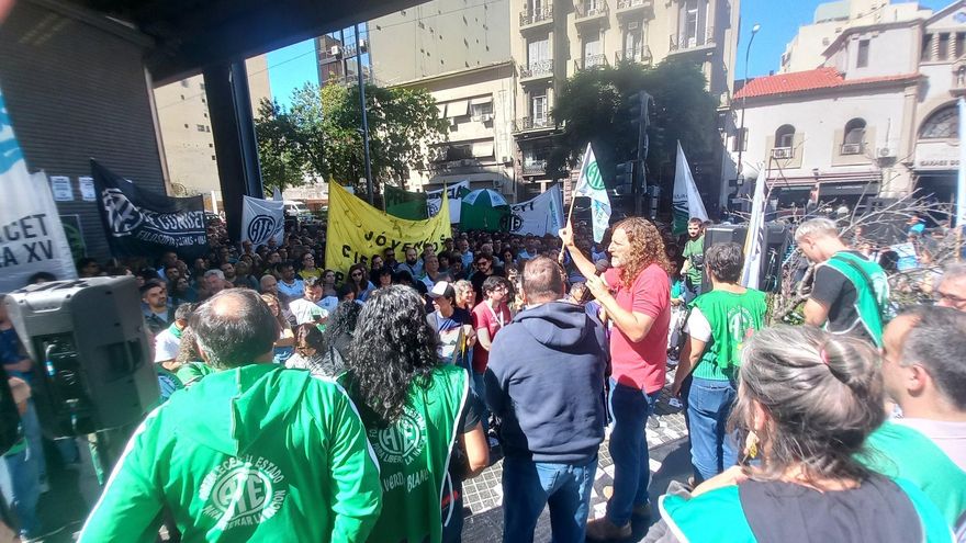 Milei y su motosierra contra el Estado: 1300 despidos en la Anses, 90 en el Conicet y caerían 20 mil contratos a fin de mes