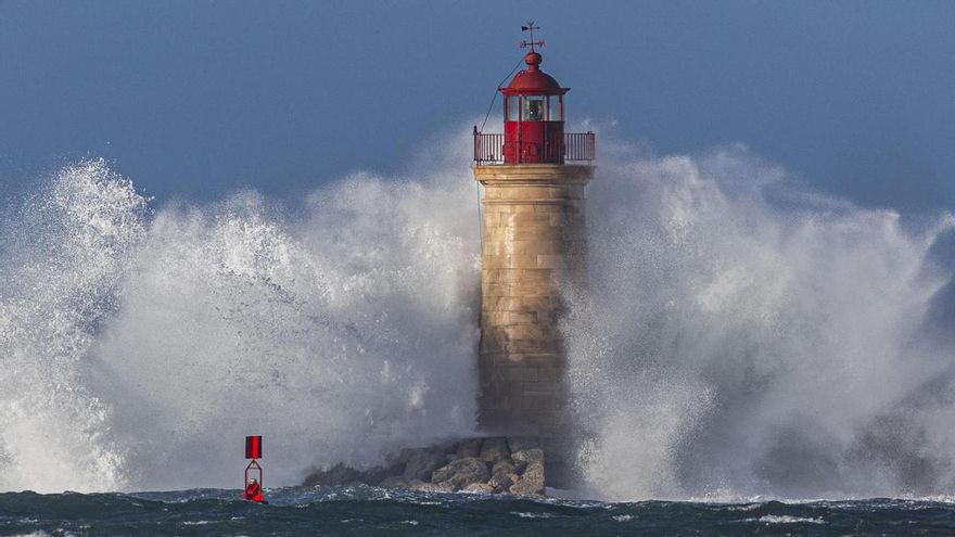 El faro de Andratx (Mallorca) azotado por las olas. El viento del oeste mantiene este jueves en alerta naranja el litoral y casi todo el territorio interior de Baleares.