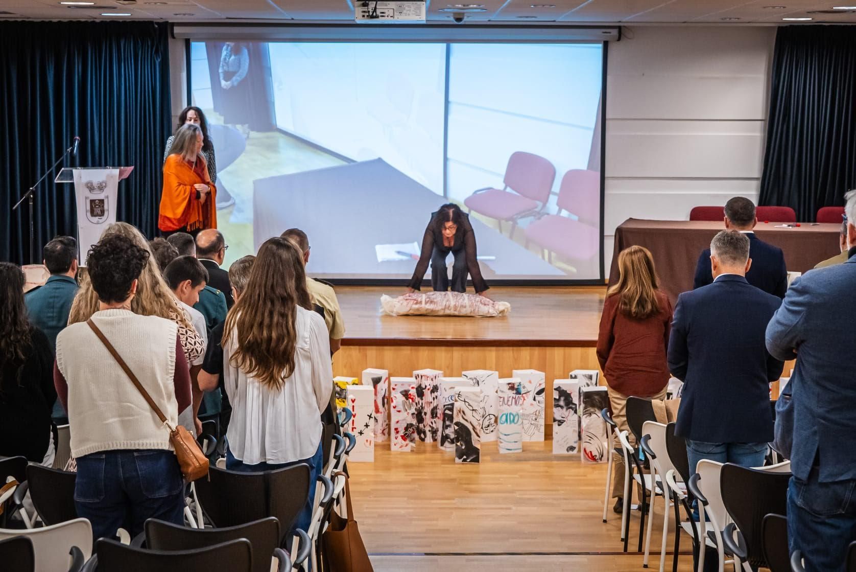 La artista Paqui Marín realizó una performance construida a partir del poema Las sábanas, de Elsa López.